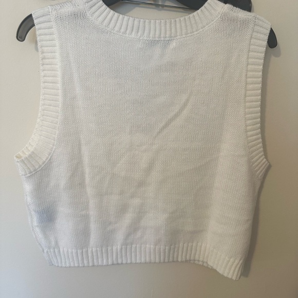 Elegant White V-Neck Sweater Vest - Picture 3 of 3